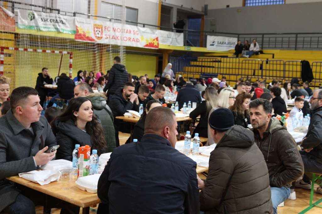 Tradicionalnom zajedničkom iftaru prisustvovalo oko tisuću građana Mostara